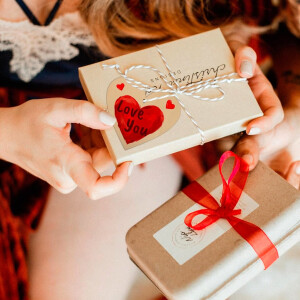 Großes Holzherz mit Fädelloch, 10 × 10 cm, Holz-Herzen