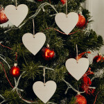 Großes Holzherz mit Fädelloch, 10 × 10 cm, Holz-Herzen