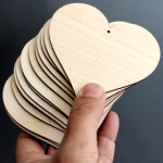 Großes Holzherz mit Fädelloch, 10 × 10 cm, Holz-Herzen