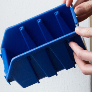 blaue Stapelbox aus Kunststoff mit hoher Traglast Wandlasche