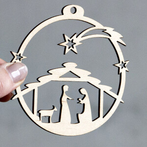 Krippe Jesus als Weihnachtskugel aus Holz