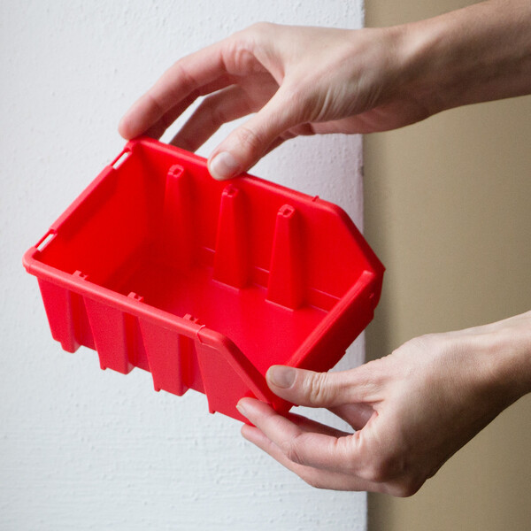 roter Materialbehälter mit Wandbefestigung und 1 Liter Fassungsvermögen