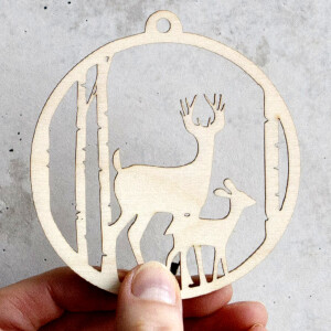Holz Weihnachtsanhänger 8 x 8 cm mit Rehfamilie