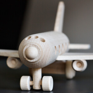 Flugzeug aus Holz, Passagierflugzeug, 24 × 27 × 13 cm